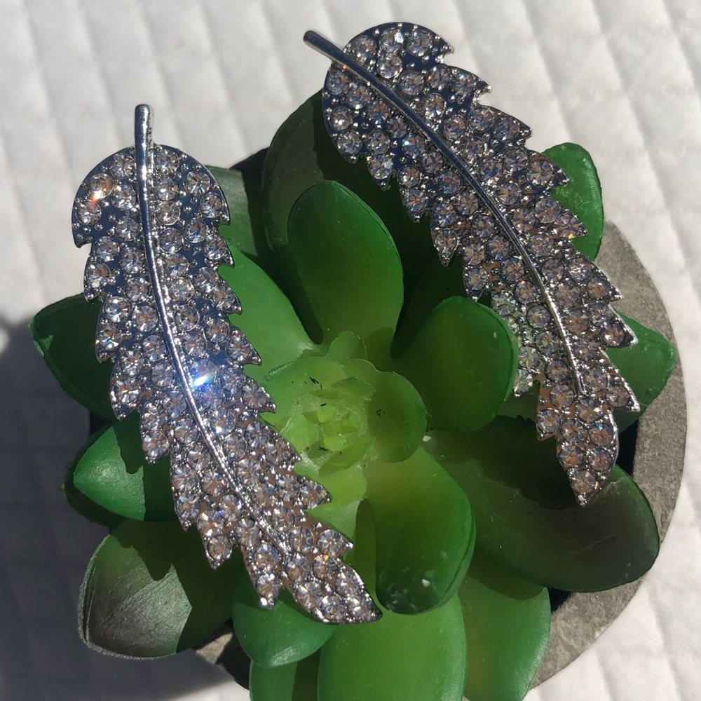 Beautiful sparkly feather style statement piece earrings ✨